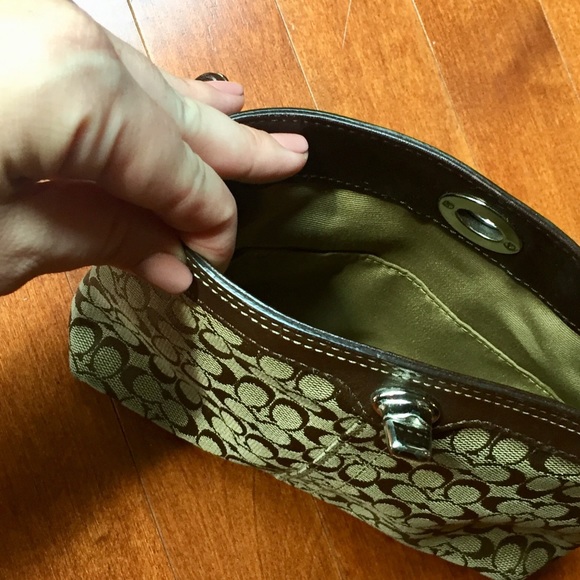 Medium Coach wristlet with silver clasp - Picture 3 of 4